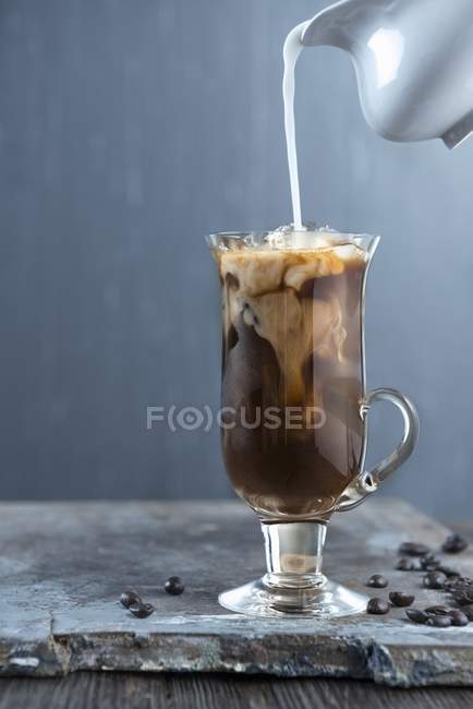 Latte aggiunto al caffè — Foto stock