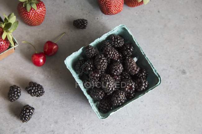 Mûres aux fraises et cerises — Photo de stock