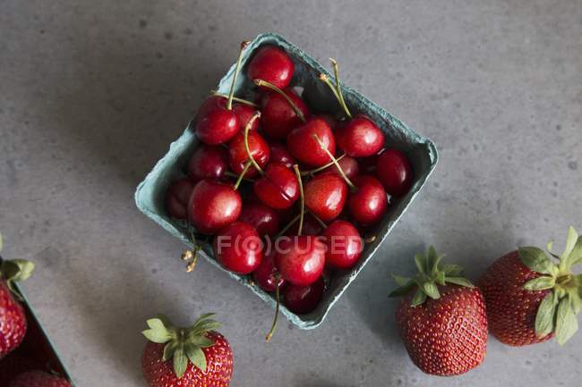 Cerezas y fresas frescas - foto de stock