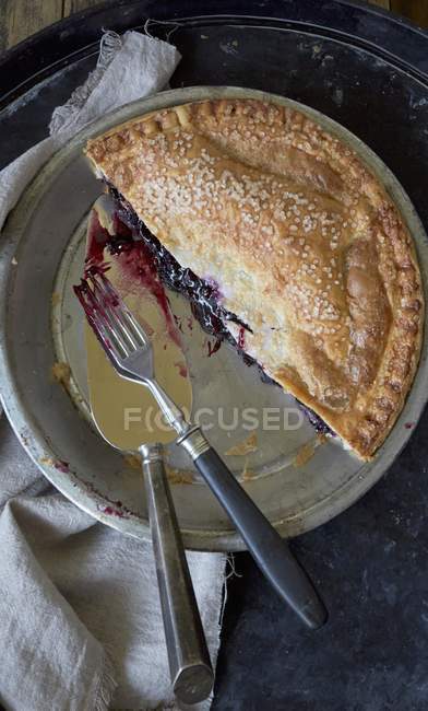 Half blueberry pie in baking dish — Stock Photo