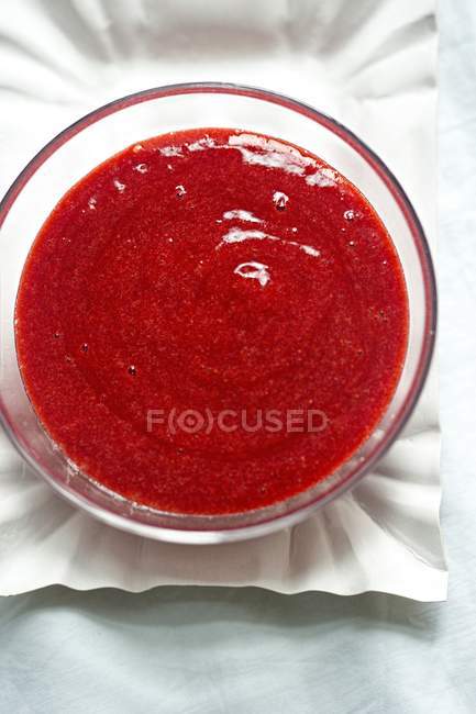 Erdbeermousse in einer Glasschüssel — Stockfoto