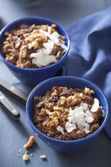 Quinoa-Müsli mit Schokolade und Kokosnüssen — Stockfoto