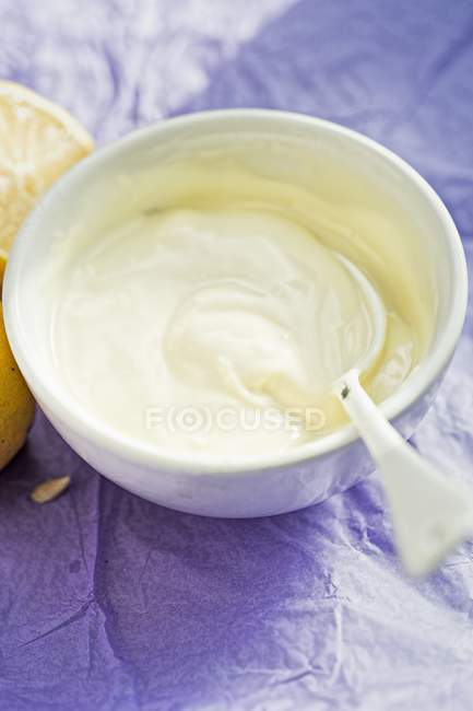 Yogur de limón en la mesa - foto de stock