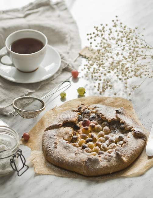 Closeup view of galette with gooseberries and coffee — Stock Photo