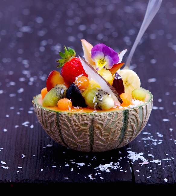 Salada de fruto em melão metade — Fotografia de Stock