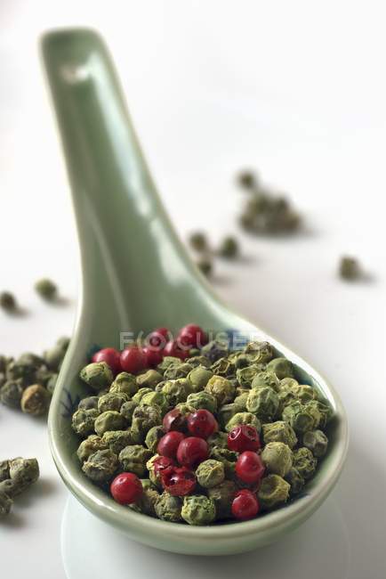 Green and red peppercorns — Stock Photo