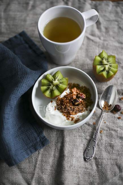 Yoghurt muesli and kiwi — Stock Photo