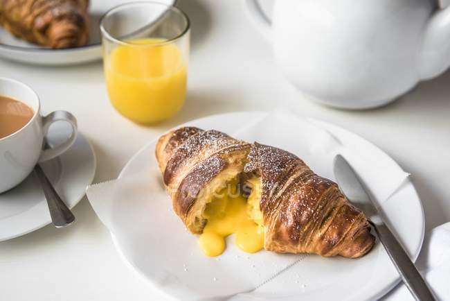 Croissant recheado com ovo salgado — Fotografia de Stock