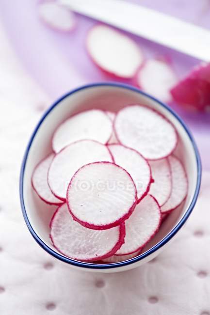 Sliced fresh radish in bowl — Stock Photo