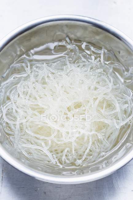 Kelp transparent noodles being softened — Stock Photo