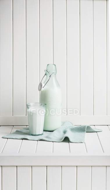 Vaso de leche entera - foto de stock