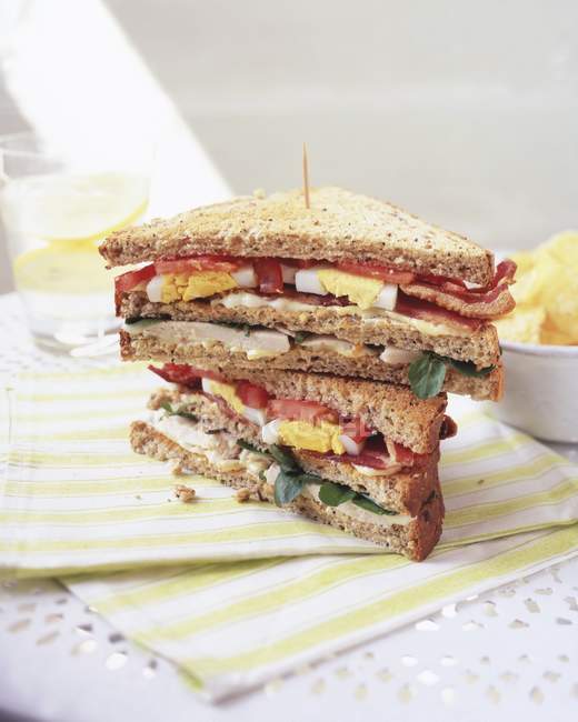 Sandwichs avec bacon sur serviettes — Photo de stock