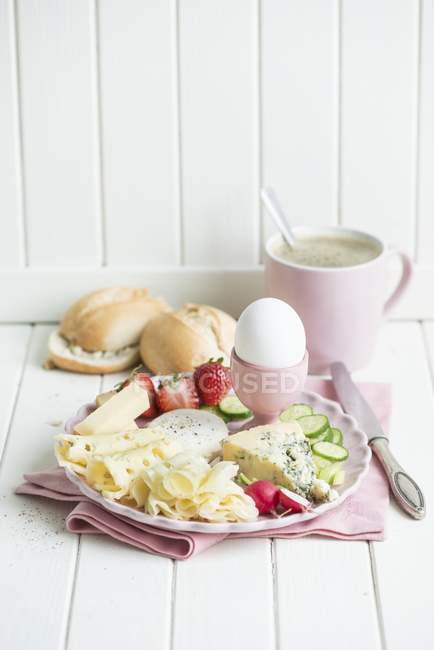 Desayuno con queso y huevo - foto de stock