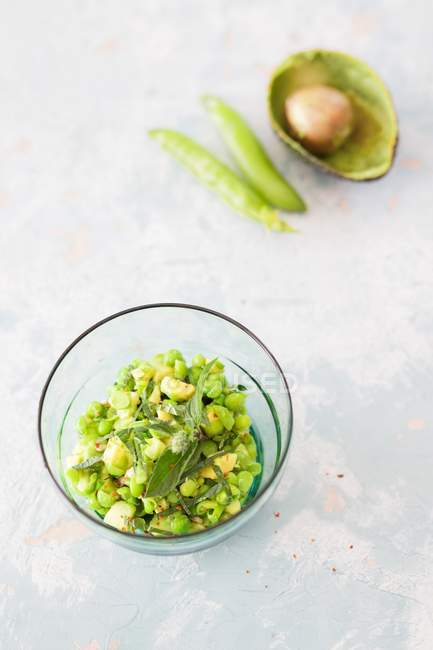 Avocado und Erbsensalat mit Minze — Stockfoto