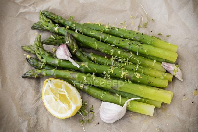 Insalata di asparagi con limone e aglio — Foto stock