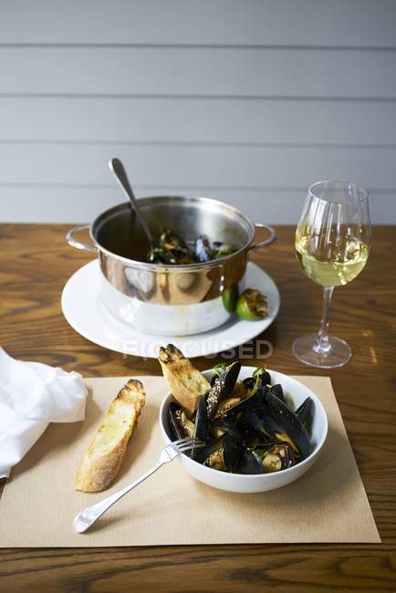 Mussels with grilled lime — Stock Photo