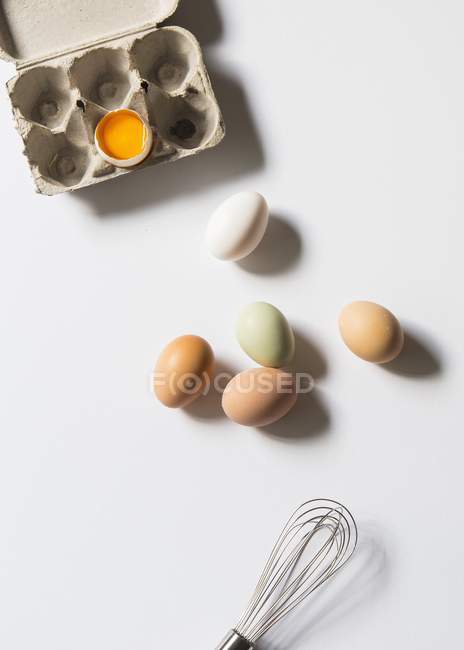 Huevos frescos de pollo - foto de stock
