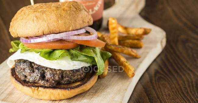 Hamburger avec un oeuf frit — Photo de stock