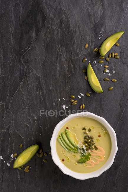 Холодный суп из авокадо — стоковое фото