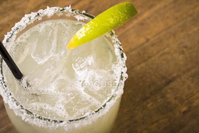 Margarita dans un verre avec une tranche de citron vert — Photo de stock