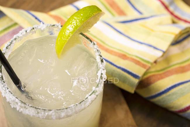 Margarita in un bicchiere con una fetta di lime — Foto stock