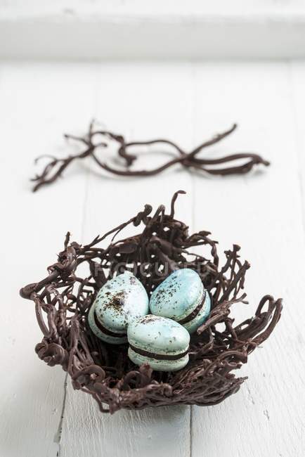 Macarons bleus dans le nid de Pâques — Photo de stock