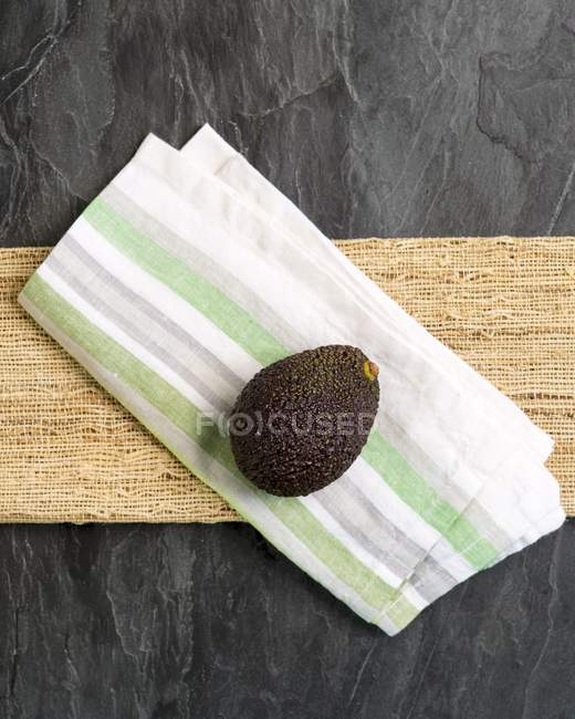 Aguacate fresco en servilleta de tela - foto de stock