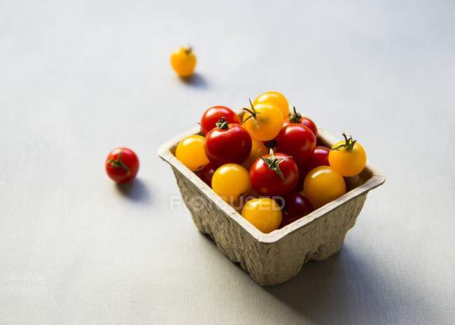 Tomates rouges et jaunes — Photo de stock