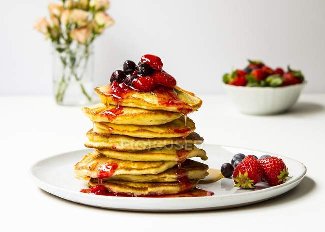 Pile of pancakes with berries — Stock Photo