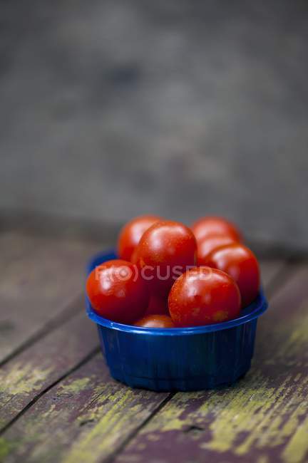 Tomates de coquetel em tigela — Fotografia de Stock