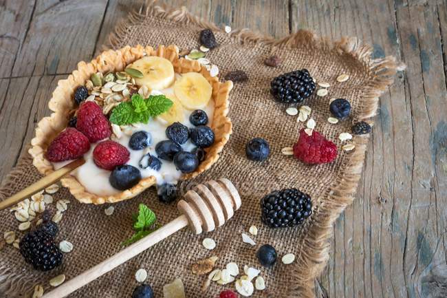 Мюслі з йогуртом, ягодами та фруктами — стокове фото