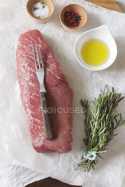 Bistecca di manzo cruda con spezie — Foto stock