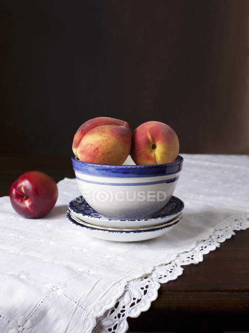 Fresh ripe peaches and nectarine — Stock Photo
