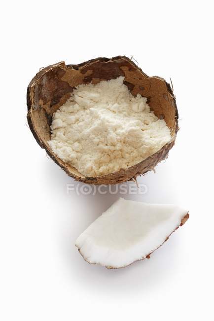 Kokosmehl in Kokosnussschale — Stockfoto