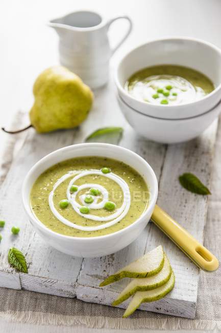 Pea soup with pears and mint — Stock Photo