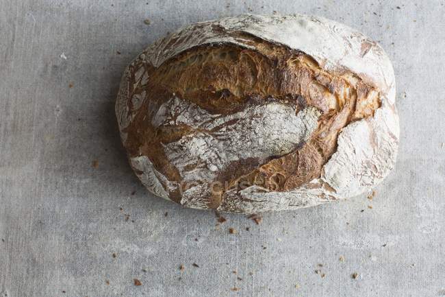 Кусок хлеба с коркой — стоковое фото