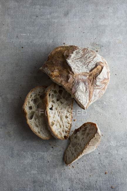 Нарезанный хлеб из хрустящей корочки — стоковое фото