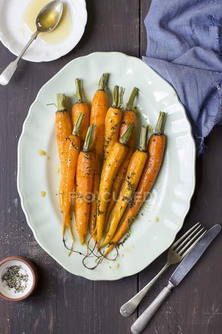 Jeunes carottes au miel — Photo de stock