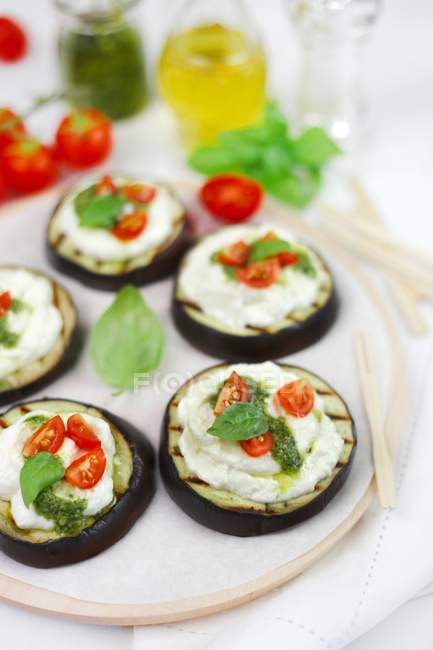 Vegetarian aubergine pizzettes with pesto — Stock Photo