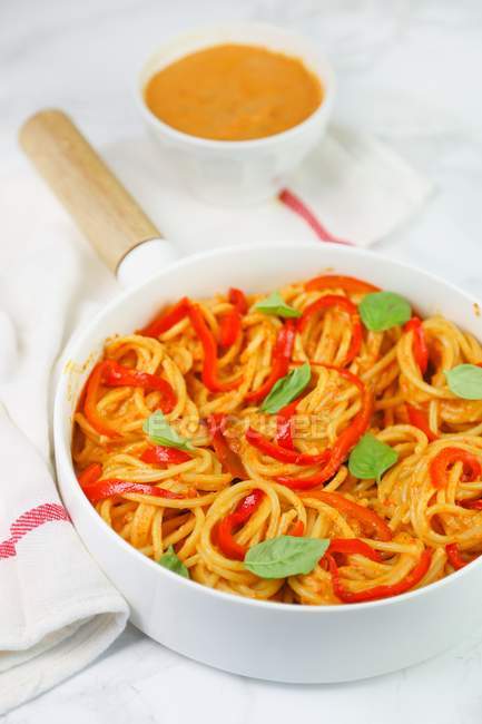 Spaghetti con salsa di peperoni e basilico — Foto stock