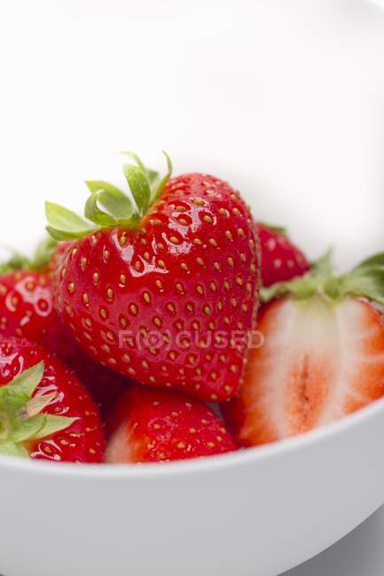 Bol de fraises fraîches mûres — Photo de stock