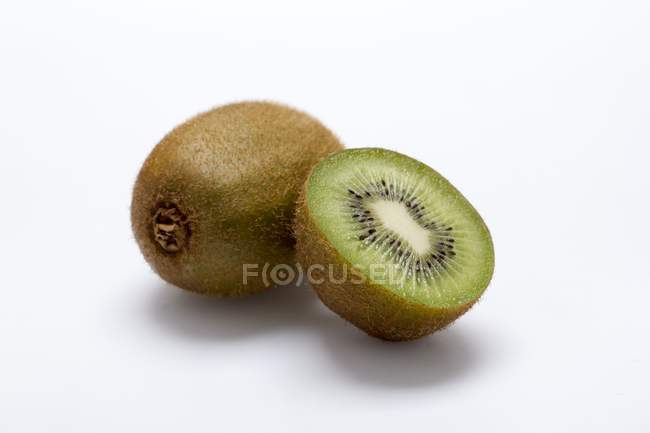 Kiwi frais avec la moitié — Photo de stock