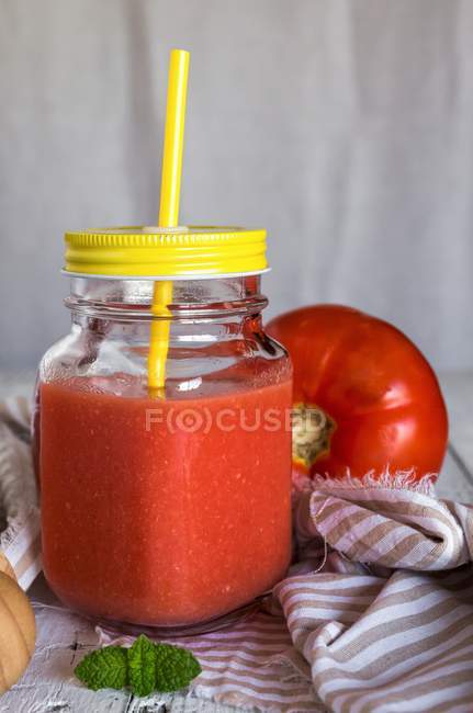 Soupe de tomate froide dans un bocal à vis — Photo de stock
