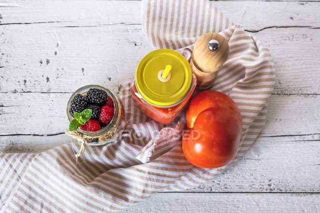 Sopa de tomate em jarra com muesli em jarra — Fotografia de Stock