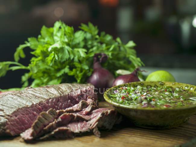 Steak sur le flanc avec chimichurri — Photo de stock