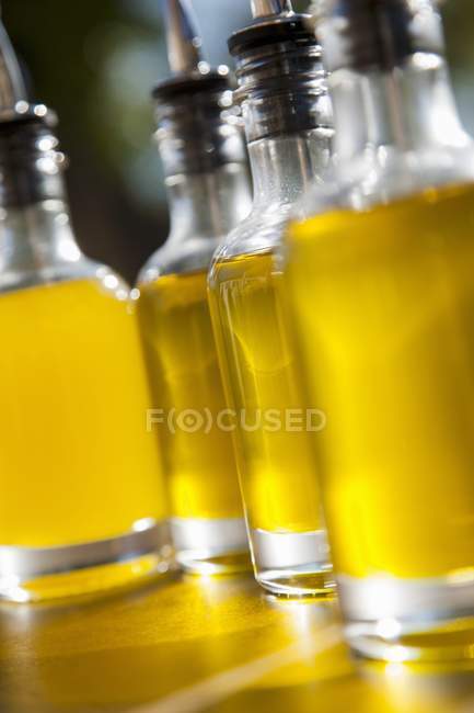 Vista close-up de óleo em garrafas com pourers — Fotografia de Stock