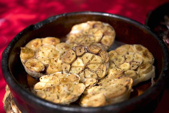 Closeup view of caramelized grilled garlic — Stock Photo