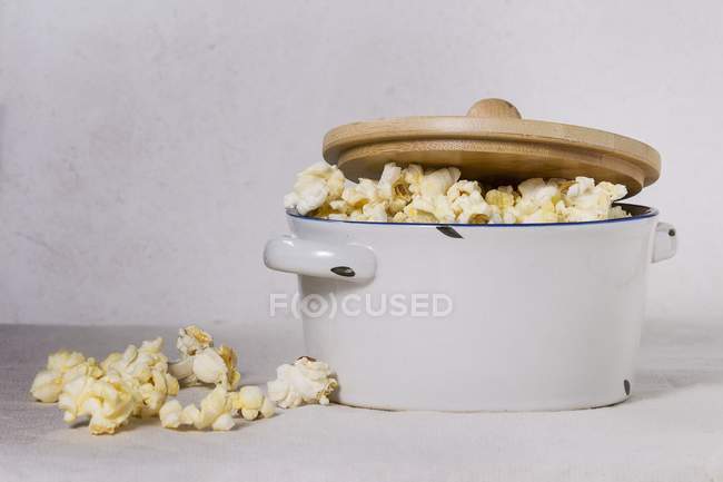 Popcorn in enamel saucepan — Stock Photo