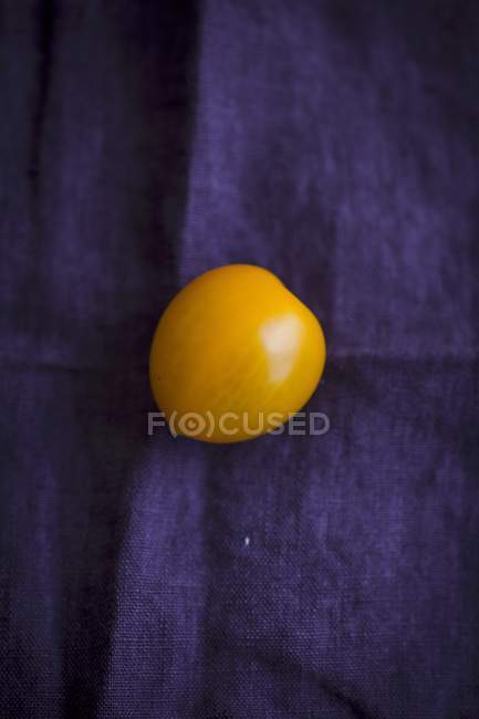 Свежий жёлтый помидор — стоковое фото
