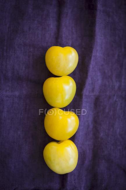 Quatre tomates jaunes — Photo de stock